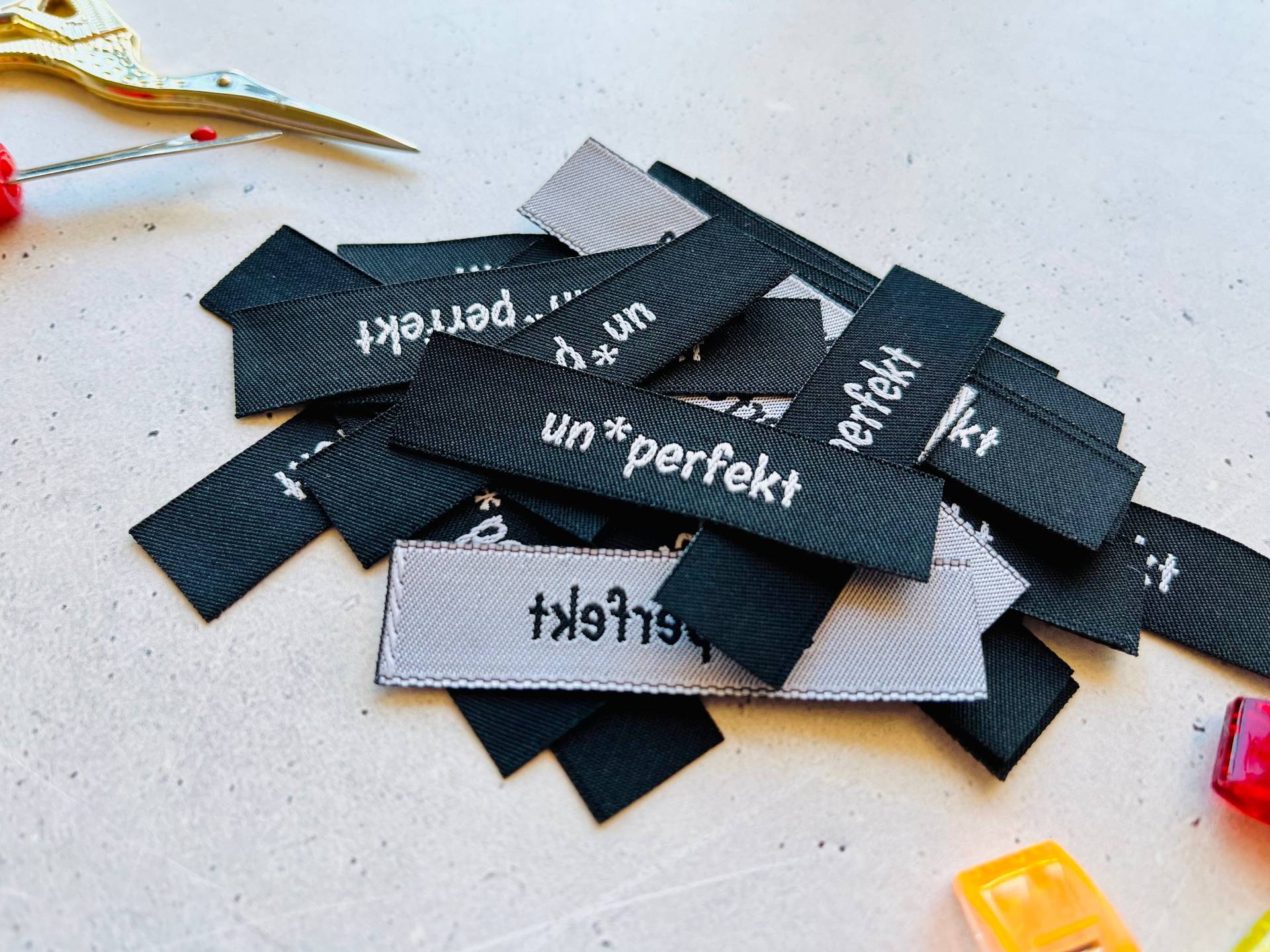 Label "Unperfekt", Webetiketten Zum Aufnähen, Perfekt Unperfekt Label "Unperfekt", Webetiketten Zum Aufnähen, Perfekt Unperfekt von heiterbiswolkigLabel