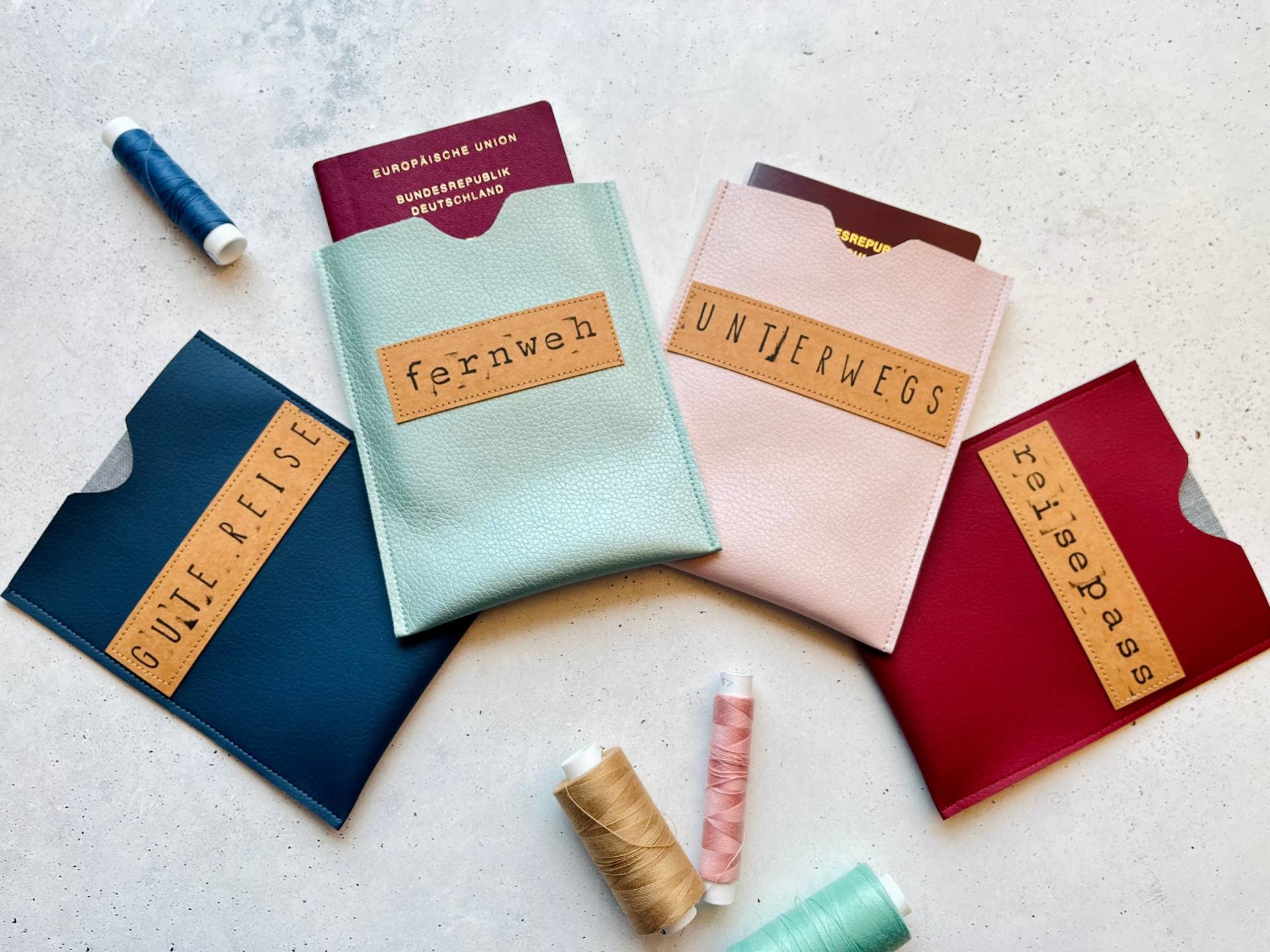 Reisepasshülle Gute Reise, Unterwegs, Fernweh, Schutzhülle Für Den Reisepass Aus Kunstleder Reisepasshülle Gute Reise, Unterwegs, Fernweh, Schutzhülle Für Den Reisepass Aus Kunstleder von heiterbiswolkigLabel