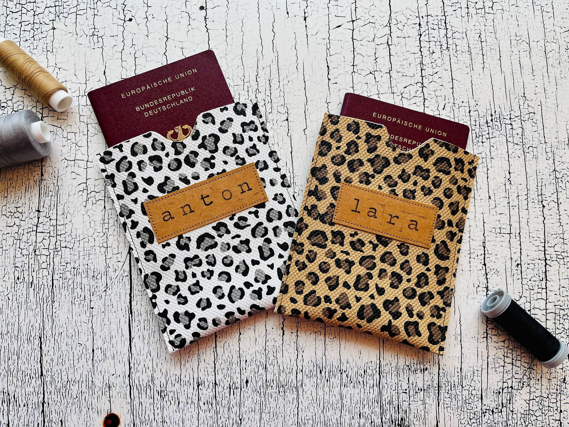 Reisepasshülle Leoprint Mit Namen, Schutzhülle Aus Kunstleder Für Den Reisepass Personalisierbar Reisepasshülle Leoprint Mit Namen, Schutzhülle Aus Kunstleder Für Den Reisepass Personalisierbar von heiterbiswolkigLabel