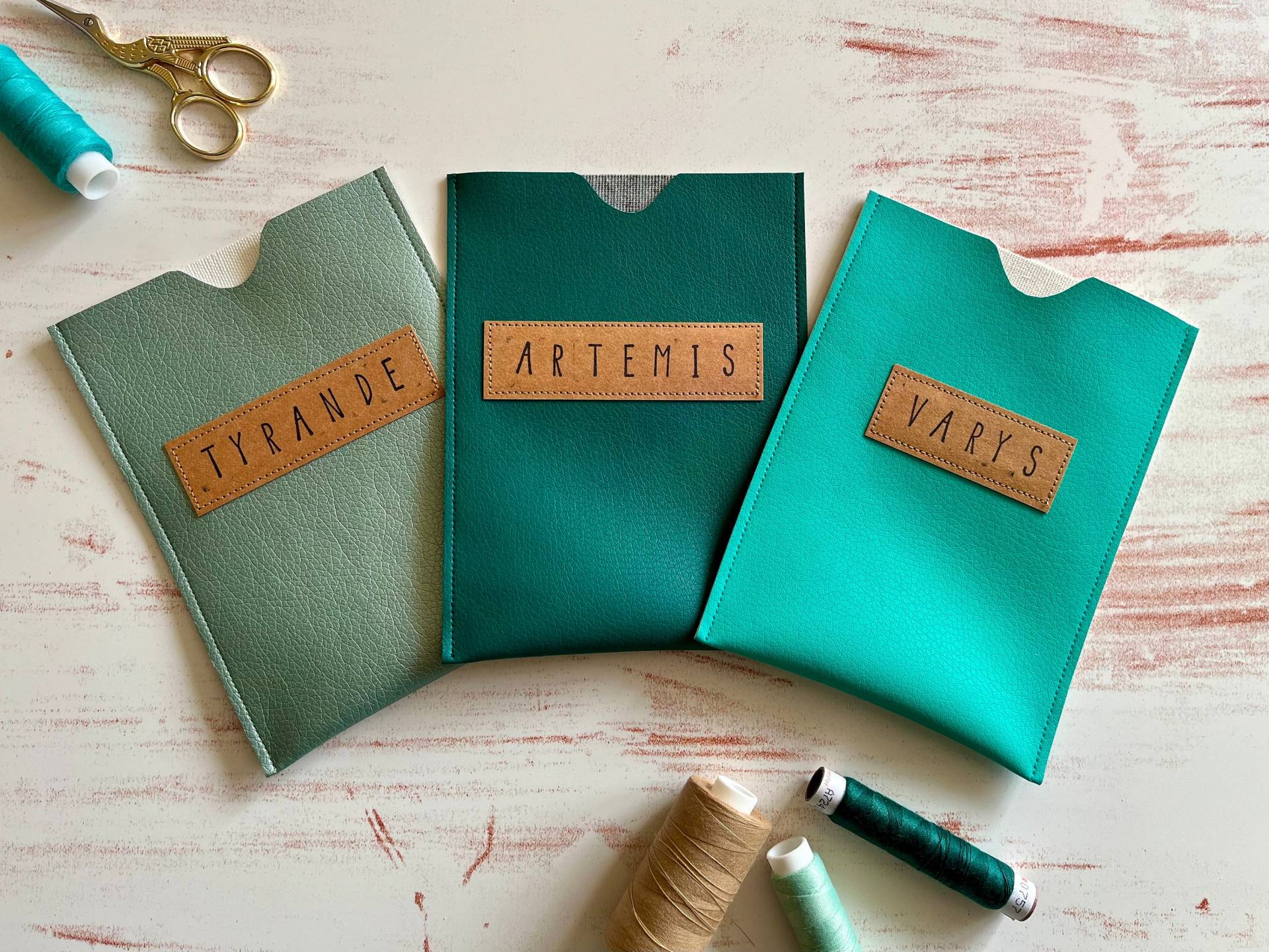 Reisepasshülle Mit Namen, Schutzhülle Aus Kunstleder Für Den Reisepass Personalisierbar Reisepasshülle Mit Namen, Schutzhülle Aus Kunstleder Für Den Reisepass Personalisierbar von heiterbiswolkigLabel