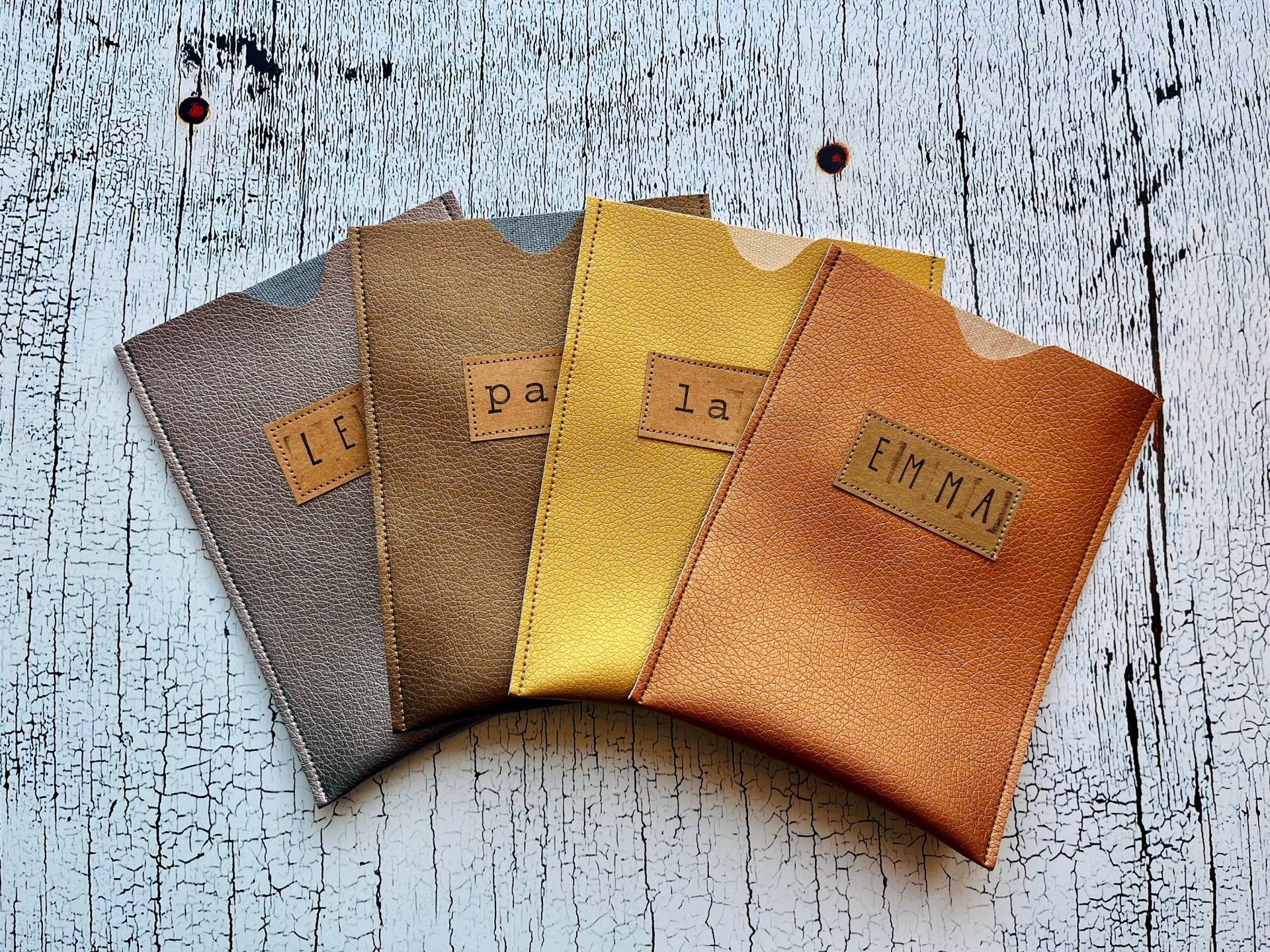 Reisepasshülle Mit Namen, Schutzhülle Aus Kunstleder in Gold Silber Kupfer Messing Für Den Reisepass, Personalisierbar Reisepasshülle Mit Namen, Schutzhülle Aus Kunstleder in Gold Silber Kupfer Messing Für Den Reisepass, Personalisierbar von heiterbiswolkigLabel