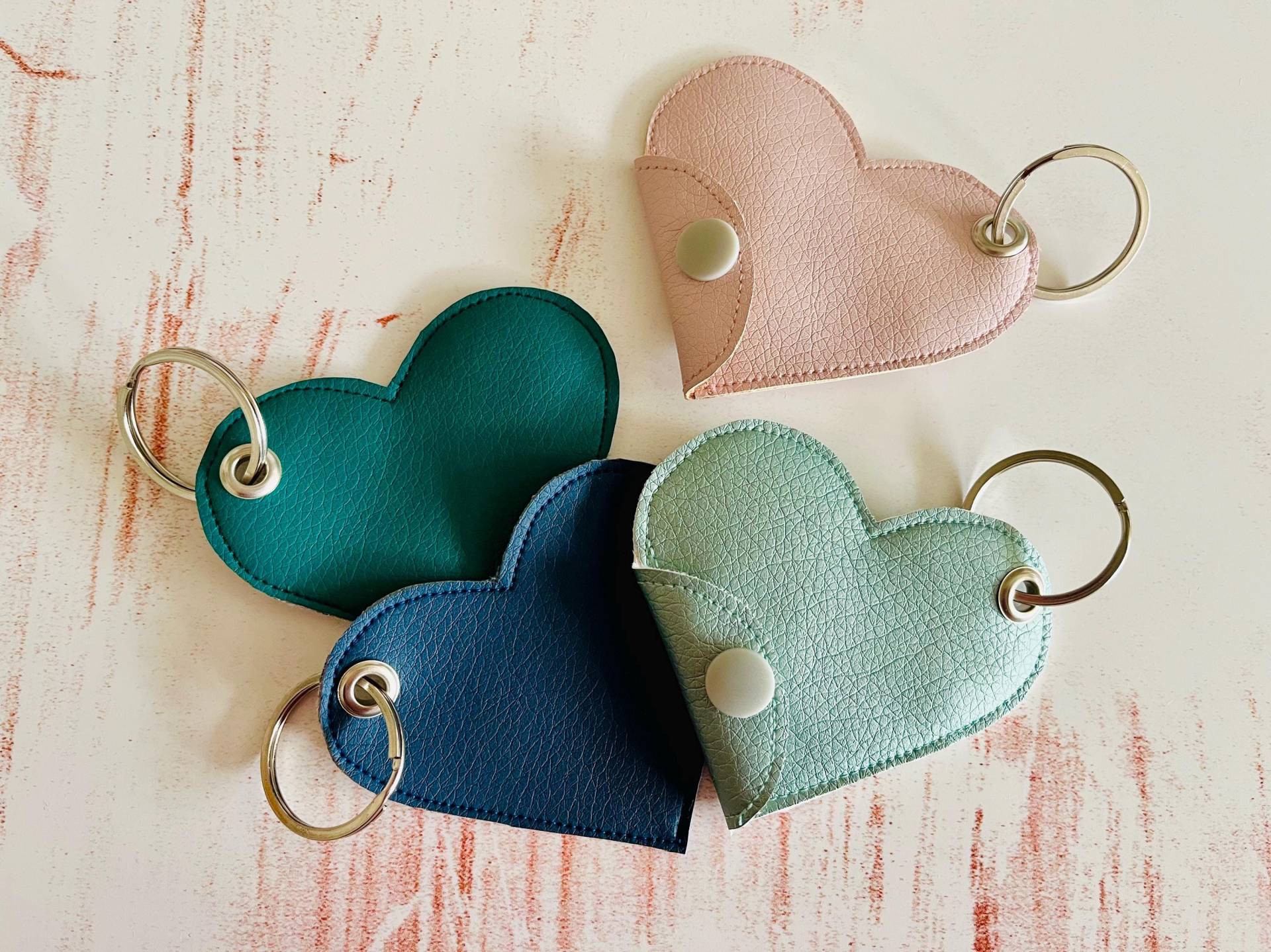 Schlüsselanhänger Herz Täschchen Aus Veganem Kunstleder Uni Verschiedene Farben Schlüsselanhänger Herz Täschchen Aus Veganem Kunstleder Uni Verschiedene Farben von heiterbiswolkigLabel