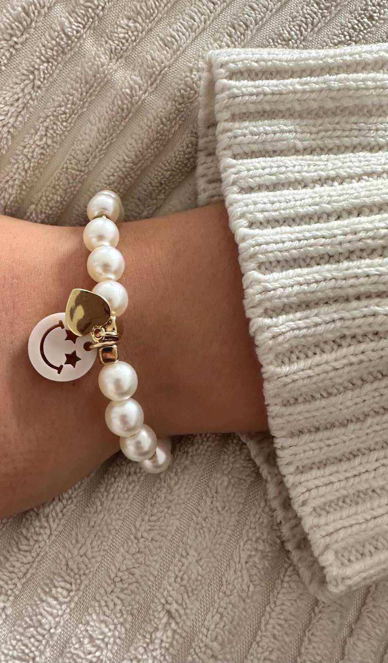 Armband Perlenarmband Schmuckanhänger Schmuck Beige Gold Acrylanhänger Smiley Blume Croissant Herzanhänger von hejEmmiCreative