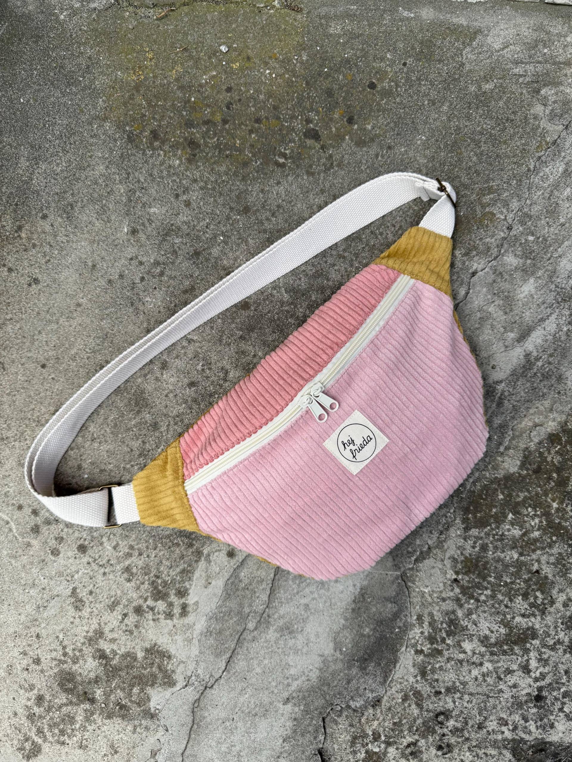 Hedi Hipbag Colorblock Cord Hellrosa/Rosé/Senf // Damen Bauchtasche Crossbody Tasche Bumbag Fanny Pack Gürteltasche Skandi Bunt Pastell Hedi Hipbag Colorblock Cord Hellrosa/Rosé/Senf // Damen Bauchtasche Crossbody Tasche Bumbag Fanny Pack Gürteltasche Skandi Bunt Pastell von hejfrieda