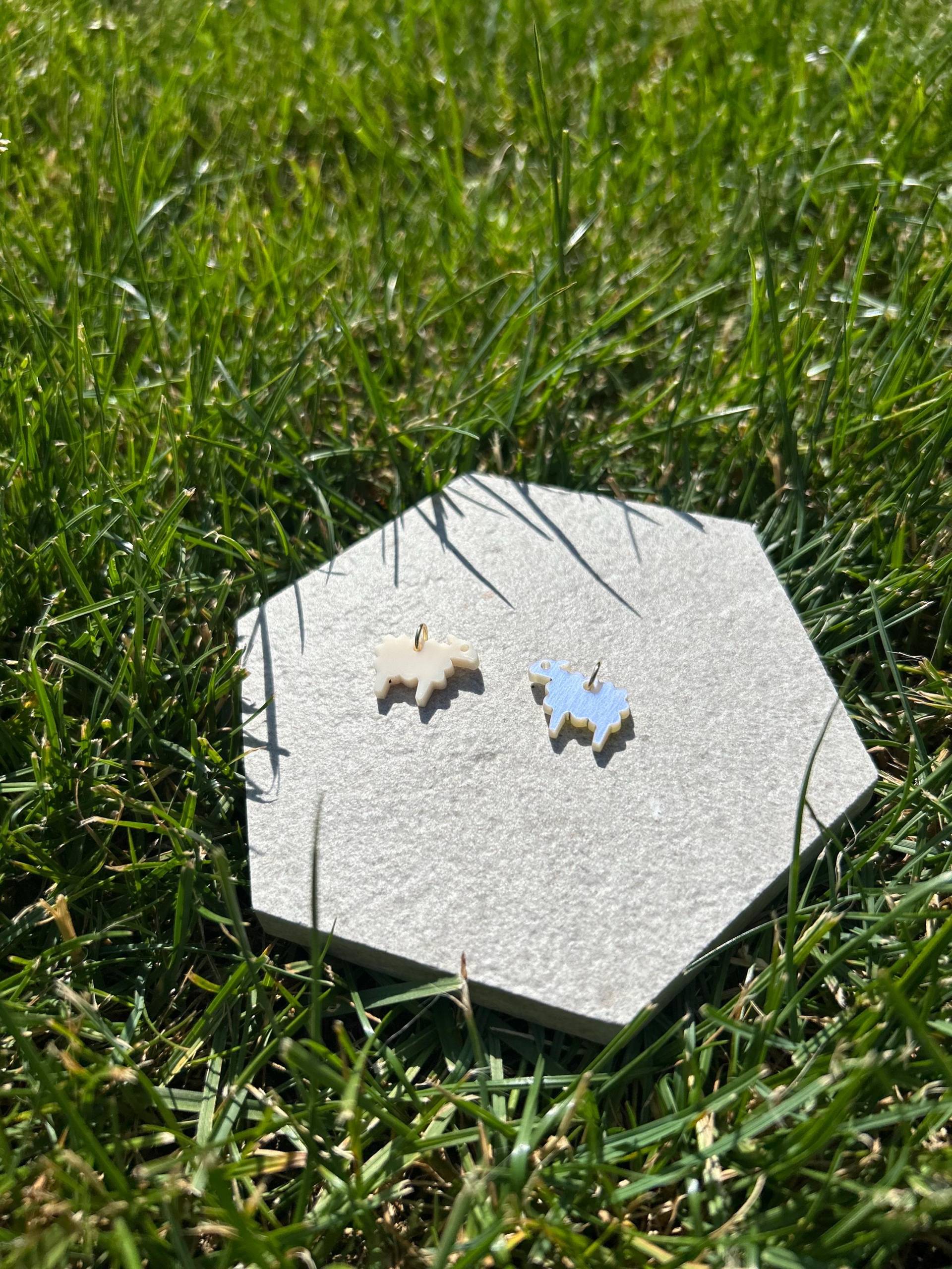 Anhänger »Schäfle« Für Eigene Kette, Hoops Oder Armband | Allergikerfreundlich Edelstahl Vergoldet Schäferlauf Schaf Acryl Schmuck von hejmamie