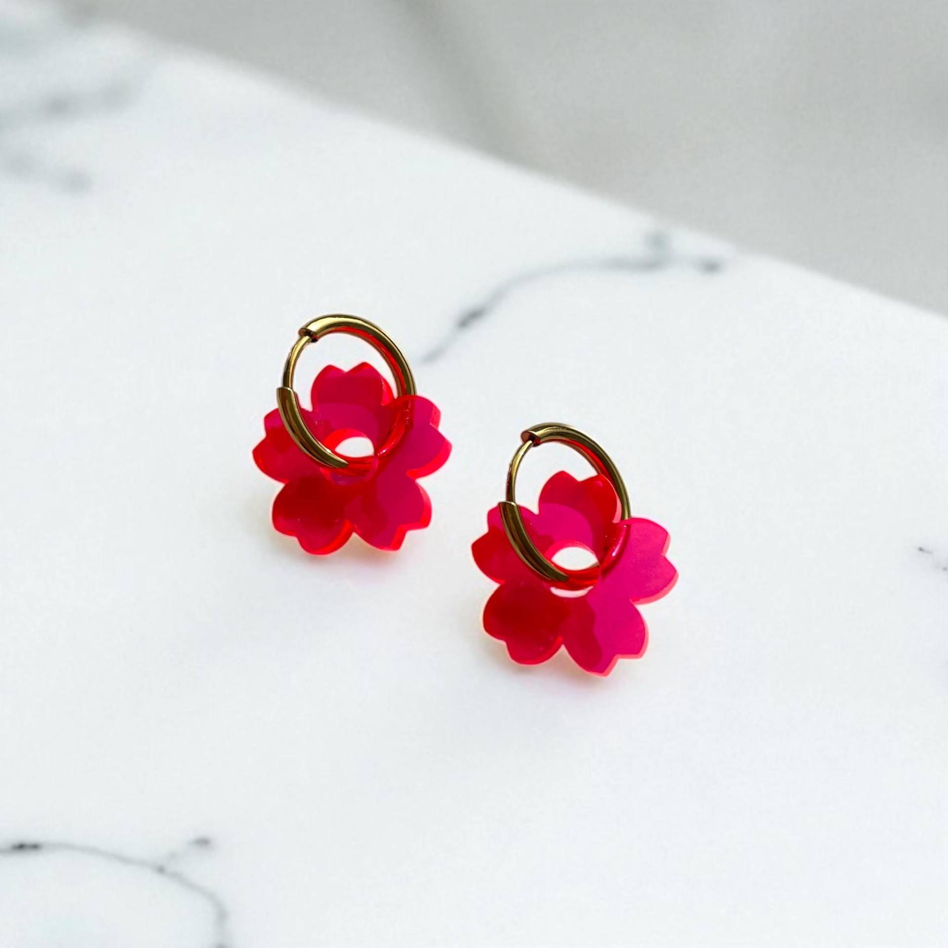 Creolen + Acryl-Anhänger »Blume Pink« | Edelstahl 18K Vergoldet Acryl in Neon Pink Leichte Statement-Ohrringe von hejmamie