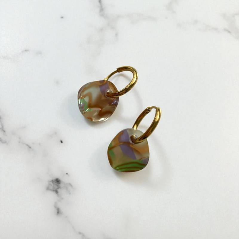 Creolen + Acryl-Anhänger »Bubble Grün-Gold« | Edelstahl 18K Vergoldet Acryl in Grün-Gold-Lila 70Er Jahre Look Leichte Ohrringe von hejmamie