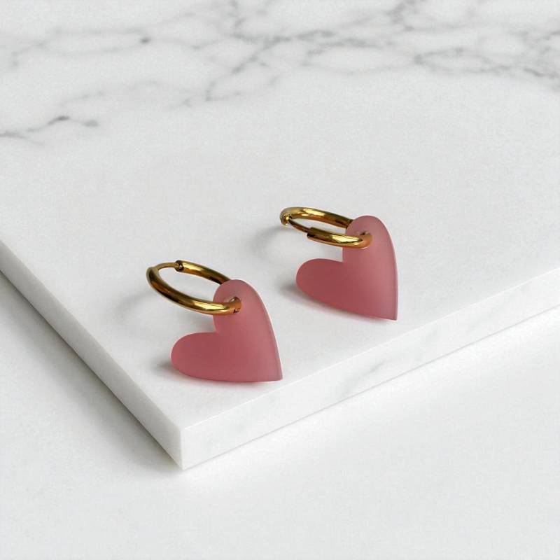 Creolen + Acryl-Anhänger »Herz Rosa« | Edelstahl 18 K Vergoldet Acryl in Rosa Satiniert Leichte Statement-Ohrringe von hejmamie