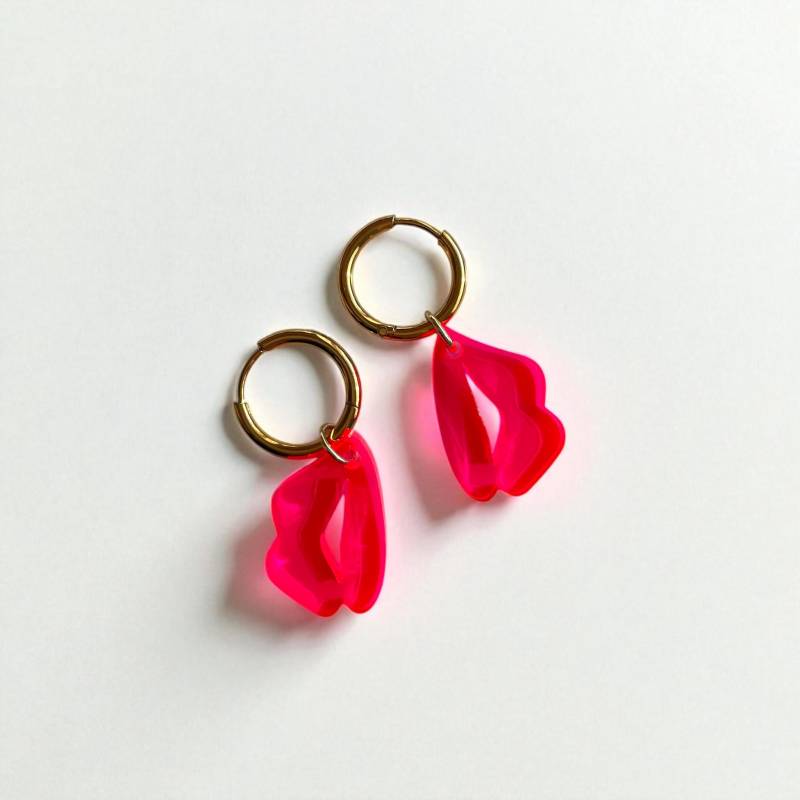 Creolen + Acryl-Anhänger »Kussmund« | Edelstahl 18 K Vergoldet Acryl in Neon Pink Fluoreszierend Leichte Statement-Ohrringe von hejmamie