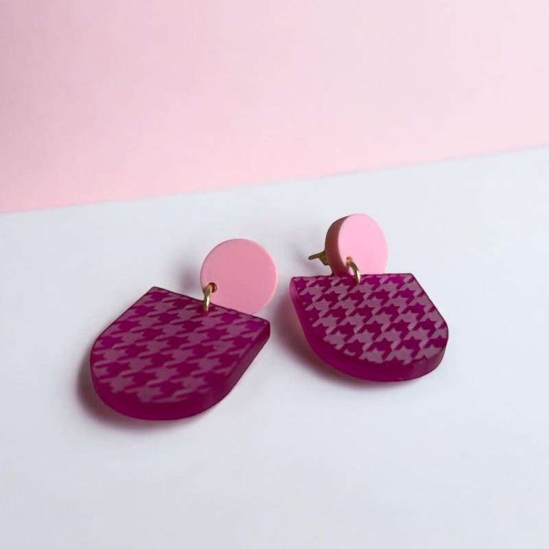 Ohrring »Babette« | Allergikerfreundlich Pink Satiniertes Acryl Leichte Statement-Ohrringe Gravur Hahnentritt Schmuck Geschenk von hejmamie