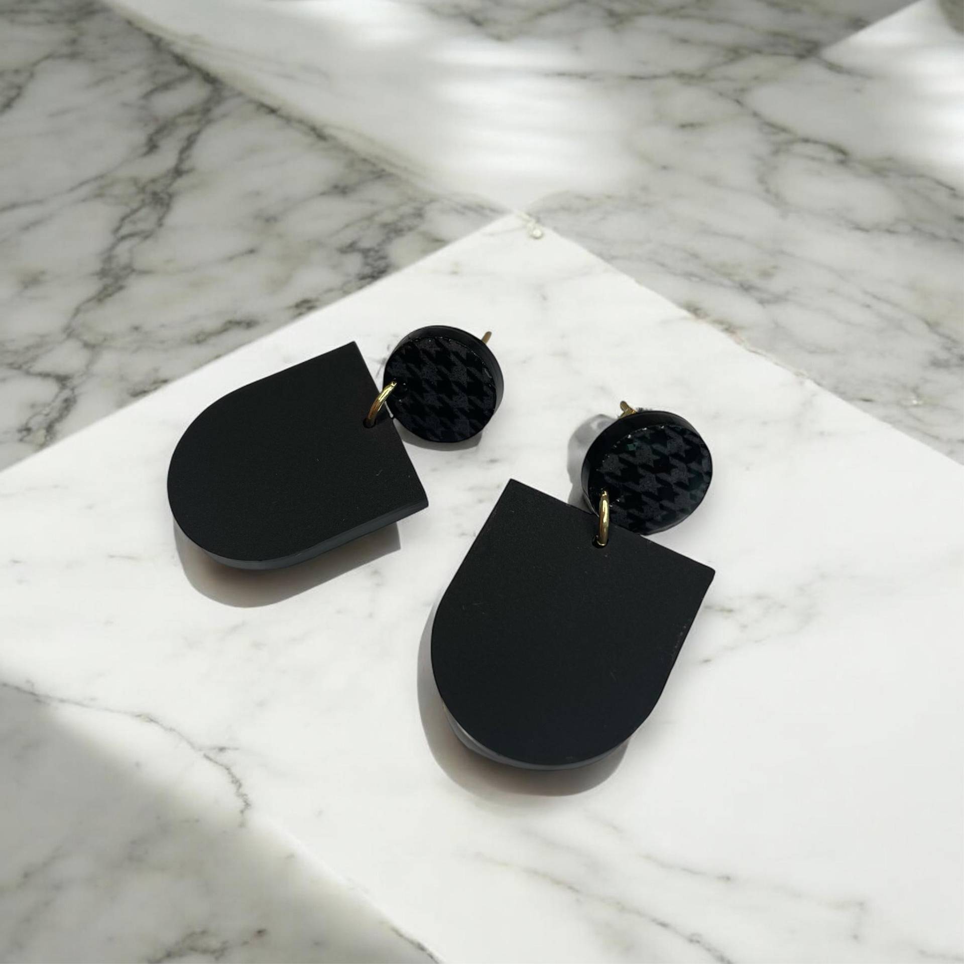 Ohrring »Elsa« | Allergikerfreundlich Schwarzes Acryl Leichte Statement-Ohrringe Gravur Hahnentritt Schmuck Geschenk von hejmamie