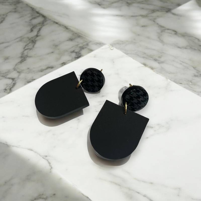 Ohrring »Elsa« | Allergikerfreundlich Schwarzes Acryl Leichte Statement-Ohrringe Gravur Hahnentritt Schmuck Geschenk von hejmamie