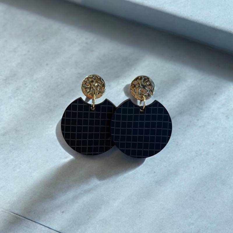 Ohrring »Gitte« | Allergikerfreundlich Schwarz Mattes Acryl Nachhaltig Stecker 18 K Vergoldet Edelstahl Leichte Statement-Ohrringe von hejmamie