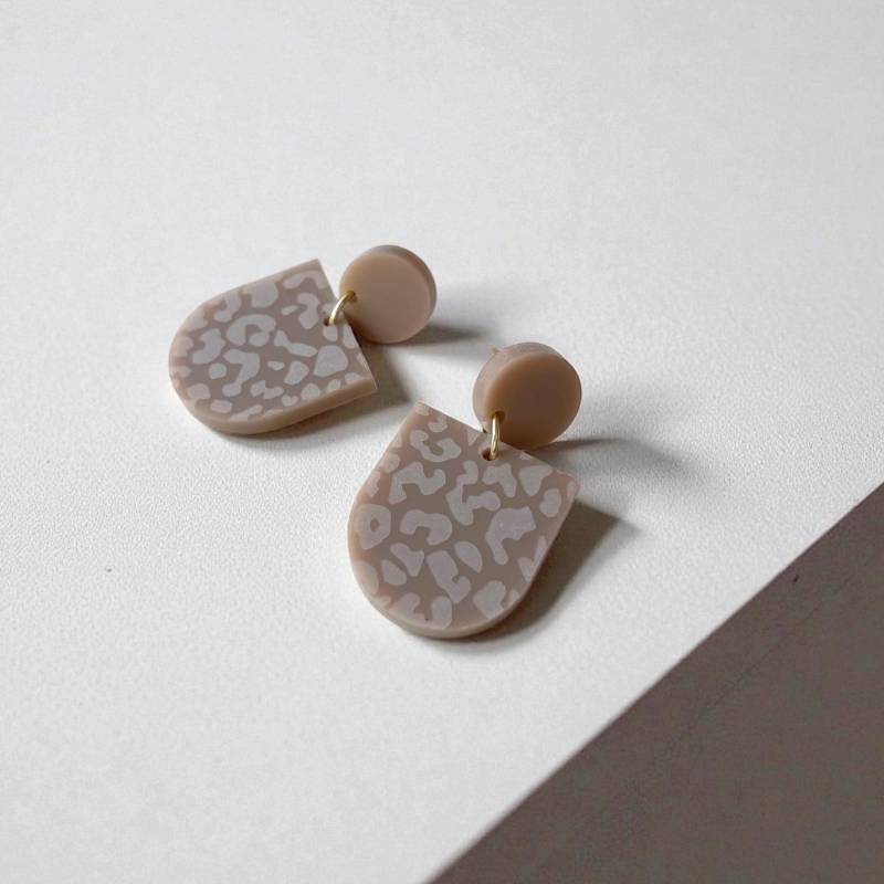 Ohrring »Leonie« | Allergikerfreundlich Braunes Acryl Leichte Statement-Ohrringe Gravur Leomuster Schmuck Geschenk von hejmamie