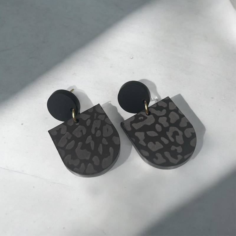 Ohrring »Leonie« | Allergikerfreundlich Schwarzes Acryl Leichte Statement-Ohrringe Gravur Leomuster Schmuck Geschenk von hejmamie