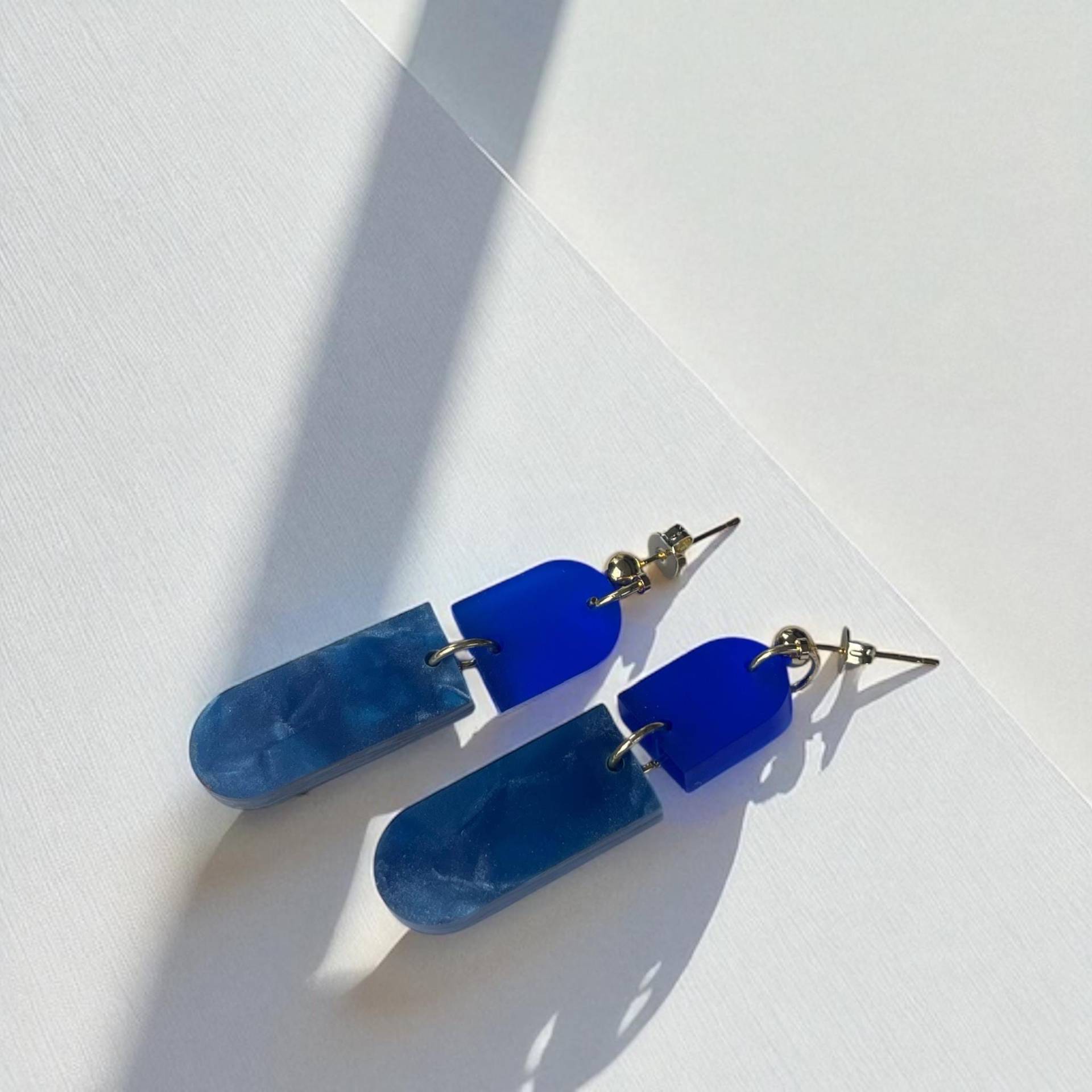 Ohrring »Romy« | Allergikerfreundlich Colorblocking Blaues & Perlmutt Acryl Leichte Statement-Ohrringe Schmuck Geschenk von hejmamie