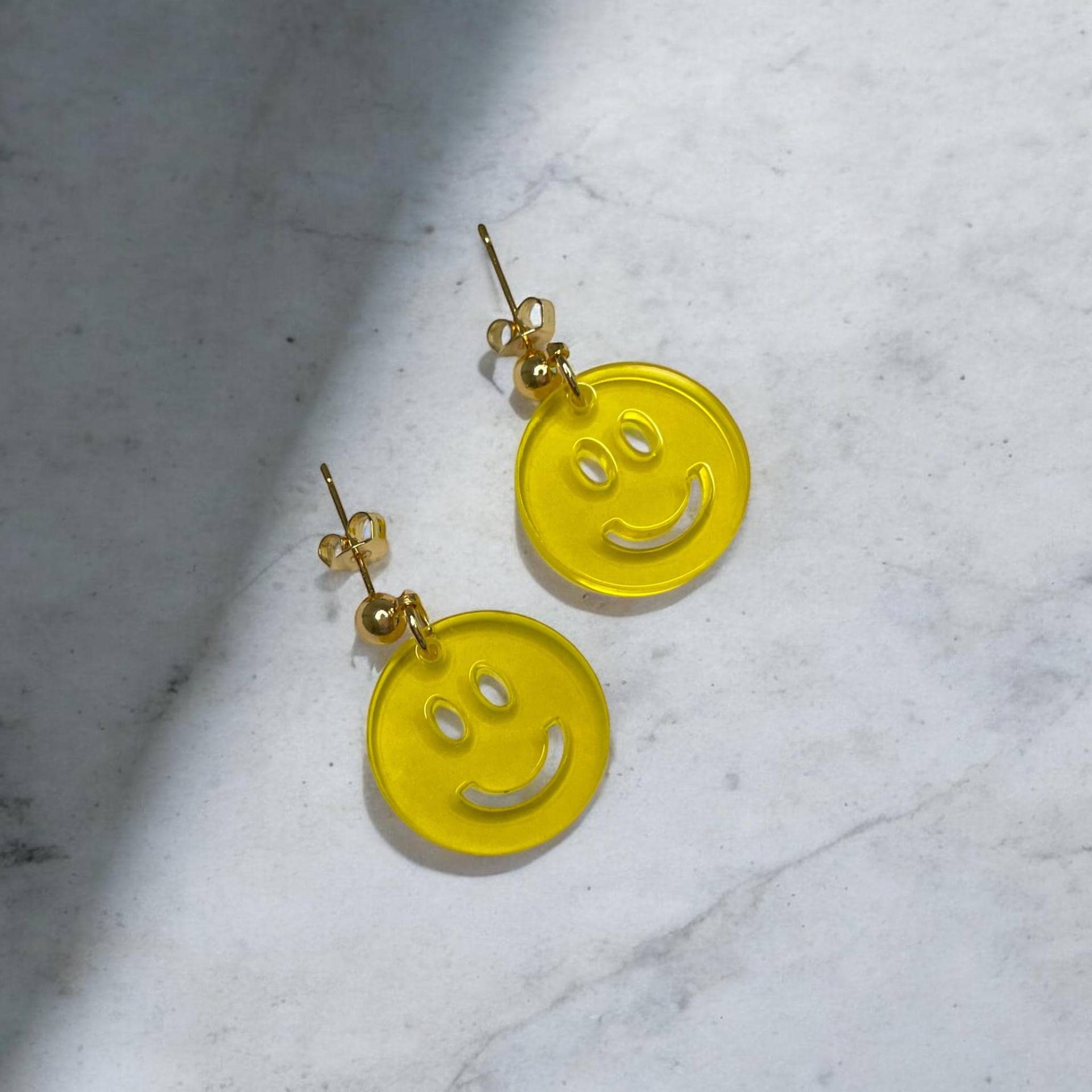 Ohrring »Smiley« | Allergikerfreundlich Gelb Transparentes Acryl Edelstahl Vergoldet Leichte Statement-Ohrringe Geschenk von hejmamie