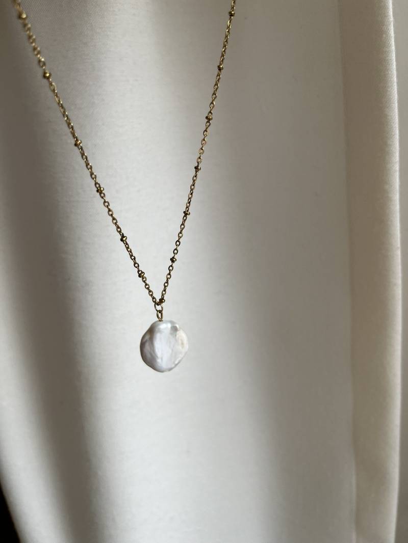 Dezente Goldkette Mit Großem Süßwasserperlen Anhänger Dezente Goldkette Mit Großem Süßwasserperlen Anhänger von hejrubydesign