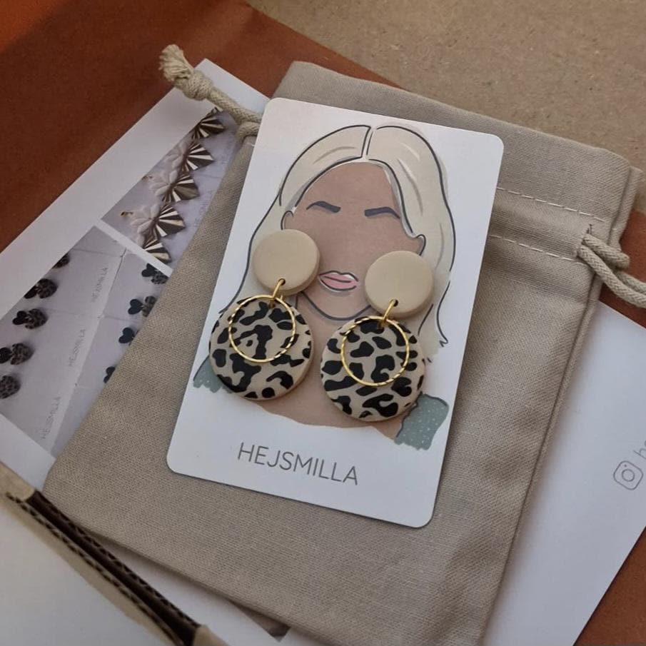Leo-Thea | Hejsmilla , Leo Ohrringe, Leoprint, Handgemachte Ohrringe Leo-Thea | Hejsmilla , Leo Ohrringe, Leoprint, Handgemachte Ohrringe von hejsmilla