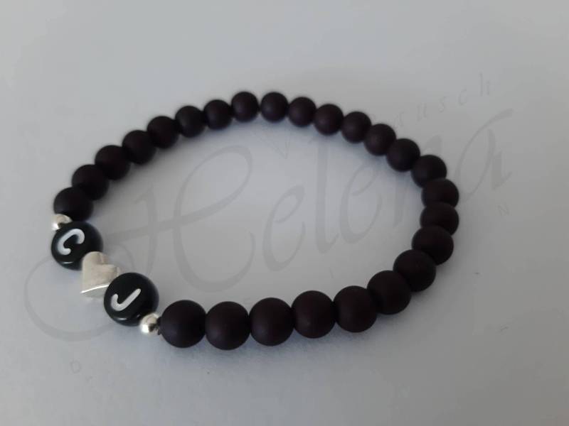 Personalisiertes Partnerarmband in Schwarz Matt Mit 2 Buchstaben Und Herzperle - Perlenarmband Geburtstag Weihnachtsgeschenk Für Paare von helenarauschdesign