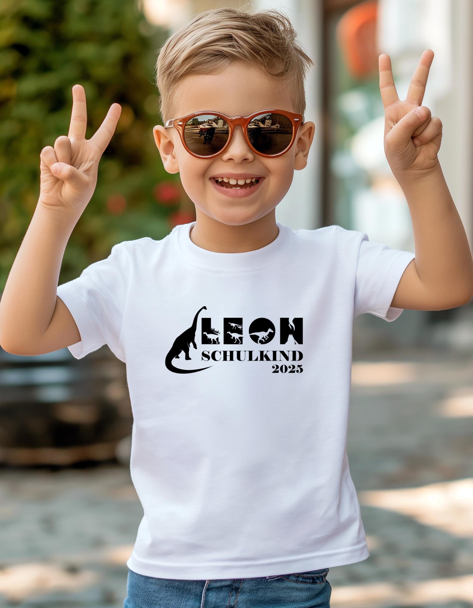Personalisiertes T-Shirt Für Jungen Oder Mädchen Zum Schulanfang. Schulkind 2024 2025 Mit Wunschname Und Dinosaurier Personalisiertes T-Shirt Für Jungen Oder Mädchen Zum Schulanfang. Schulkind 2024 2025 Mit Wunschname Und Dinosaurier von helenarauschdesign