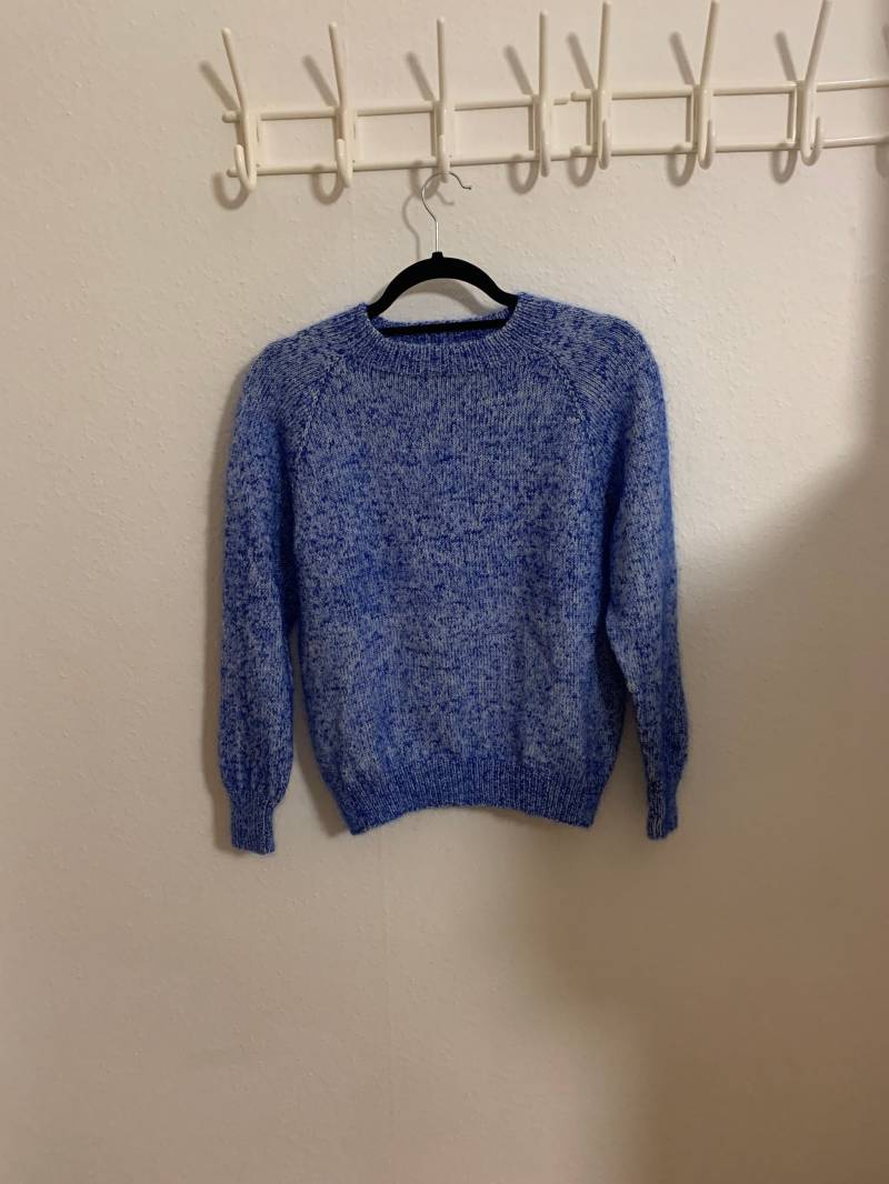 Handgestrickter Einzigartiger Blau-Weißer Glitzernder Pullover Größe S-M Handgestrickter Einzigartiger Blau-Weißer Glitzernder Pullover Größe S-M von helenscraftworkde