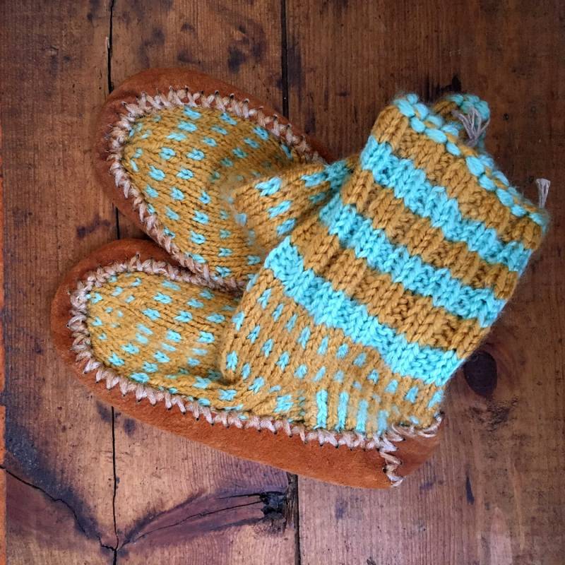 Hausschuhe Baby Kind Wolle Handarbeit Chaussons Senf Türkis Eco Freundliche Socke Lederschuhen Skandinavisch von helgihandicraft