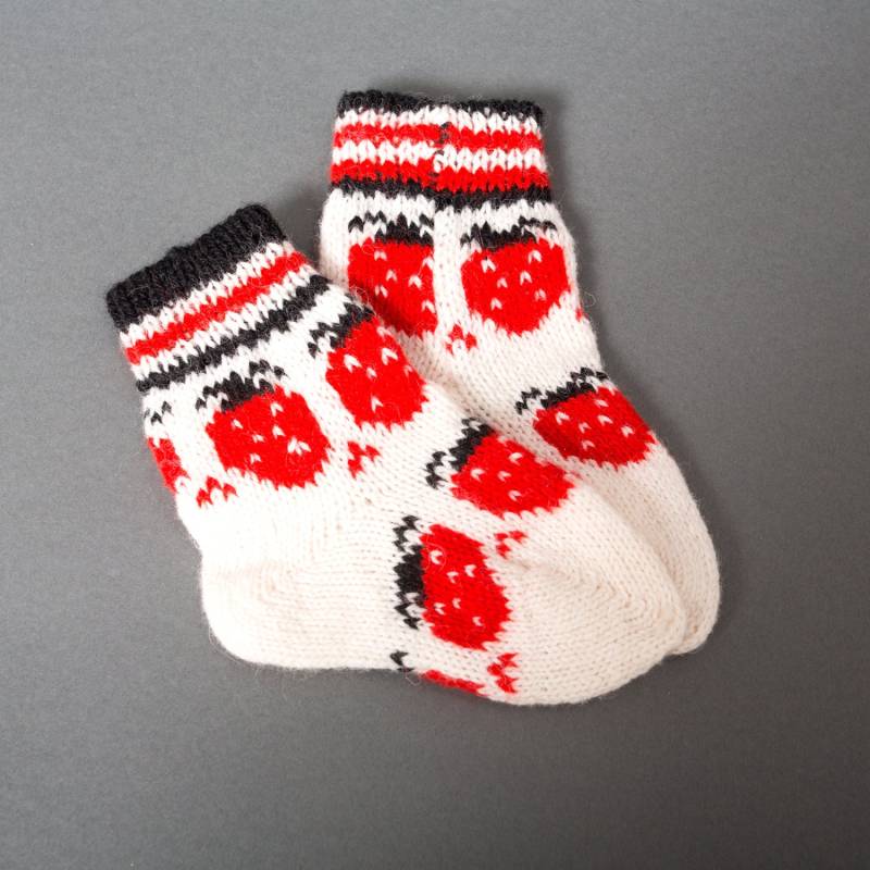 Socken Baby Kind Erdbeeren Wolle Handarbeit Weiß Rot Eco Freundliche Socke Schuhe Skandinavisch von helgihandicraft
