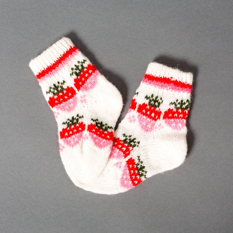 Socken Baby Mädchen Erdbeeren Wolle Handarbeit Weiß Rot Eco Freundliche Socke Schuhe Skandinavisch von helgihandicraft