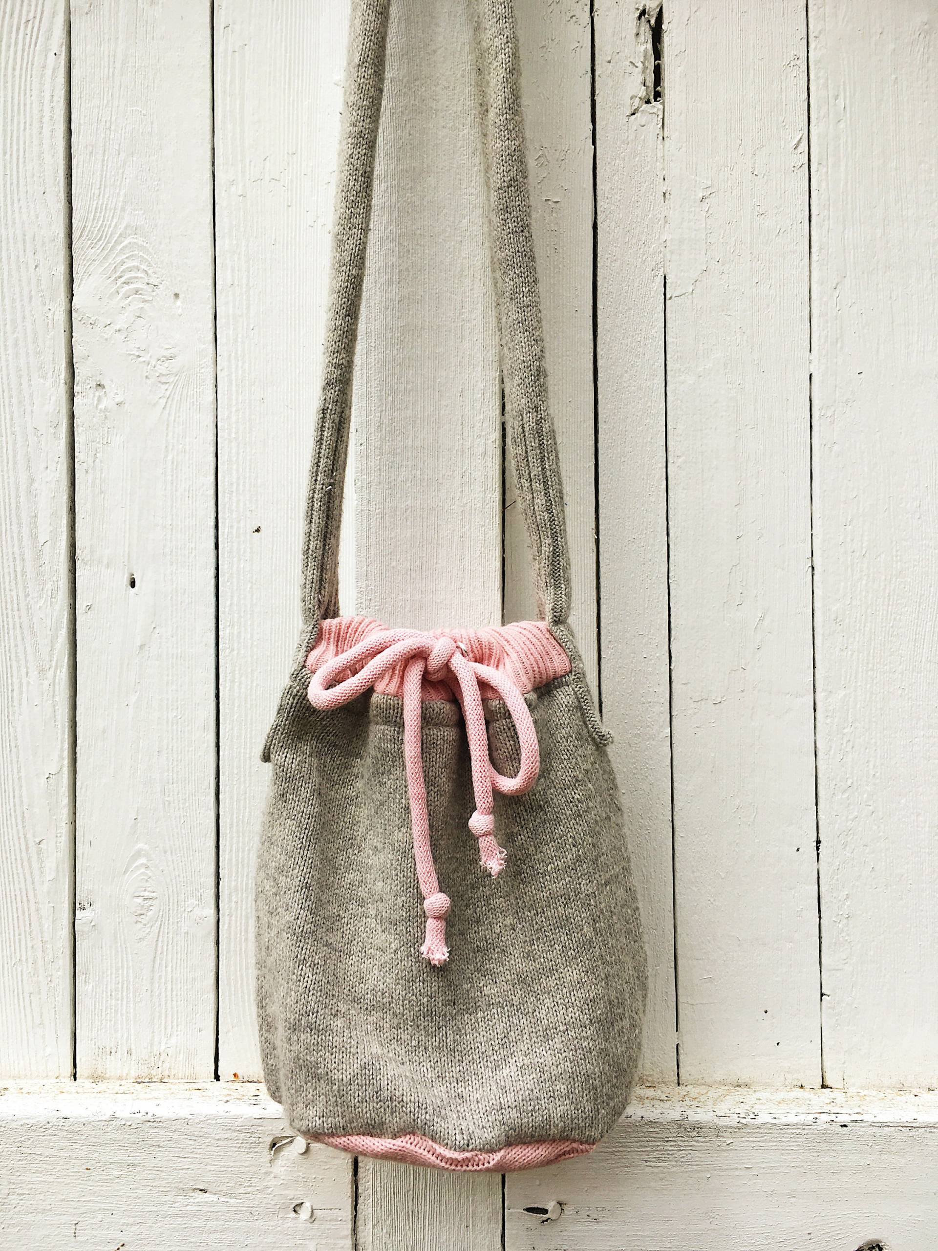 Grau-Rosa & Grün Pullover Tasche/Handarbeit Umfunktionierten Grau-Rosa & Grün Pullover Tasche/Handarbeit Umfunktionierten von hellobananna