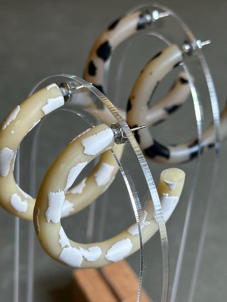 Nola | Gefleckter Hoop Ohrring Kuh-Druck-Ohrring Kleine Creole Titan Ohrringe Schwarz Besessen Schmuck Unternehmen Im Besitz Von Lateinern Nola | Gefleckter Hoop Ohrring Kuh-Druck-Ohrring Kleine Creole Titan Ohrringe Schwarz Besessen Schmuck Unternehmen Im Besitz Von Lateinern von helloeana