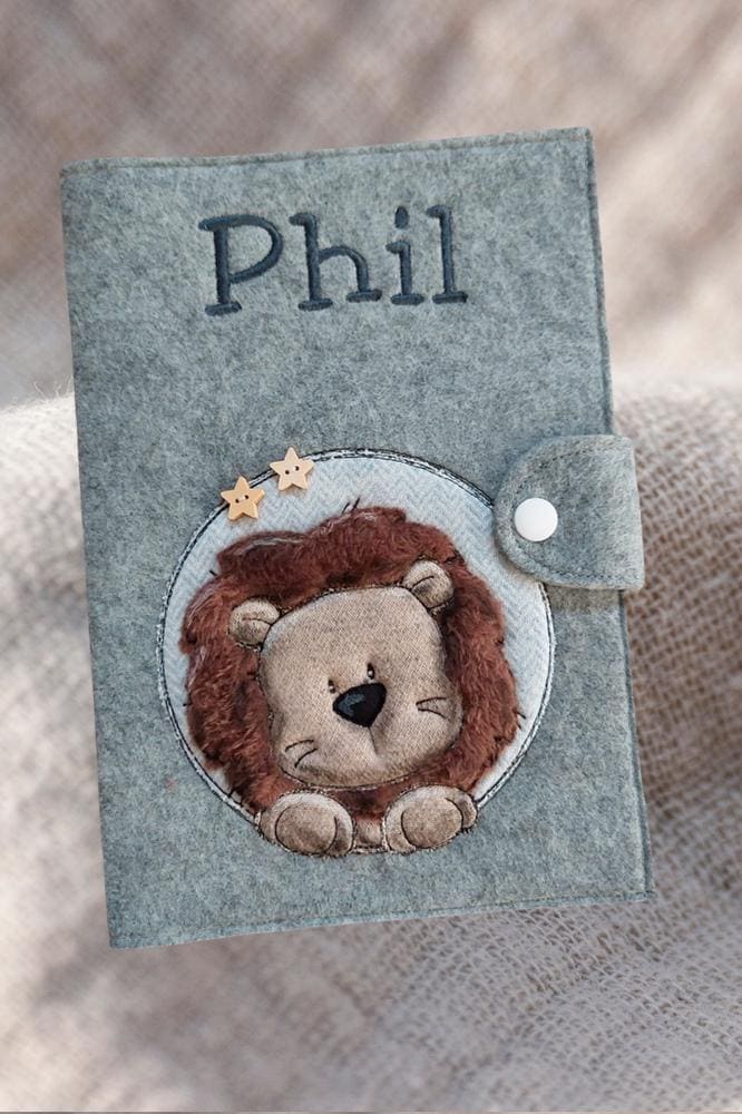 U-Heft-Hülle, Filz, Personalisiert, Bestickt, U-Pass-Hülle, Löwe Im Button U-Heft-Hülle, Filz, Personalisiert, Bestickt, U-Pass-Hülle, Löwe Im Button von heminaKreativ