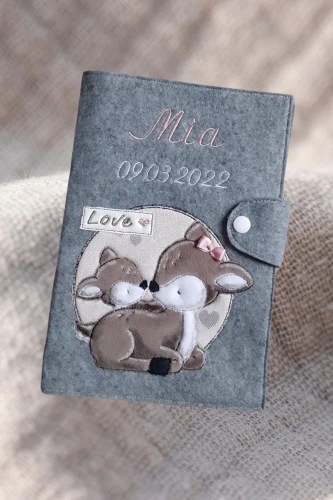 U-Heft-Hülle, Filz, Personalisiert, Bestickt, U-Pass-Hülle, Reh Mit Kiz U-Heft-Hülle, Filz, Personalisiert, Bestickt, U-Pass-Hülle, Reh Mit Kiz von heminaKreativ
