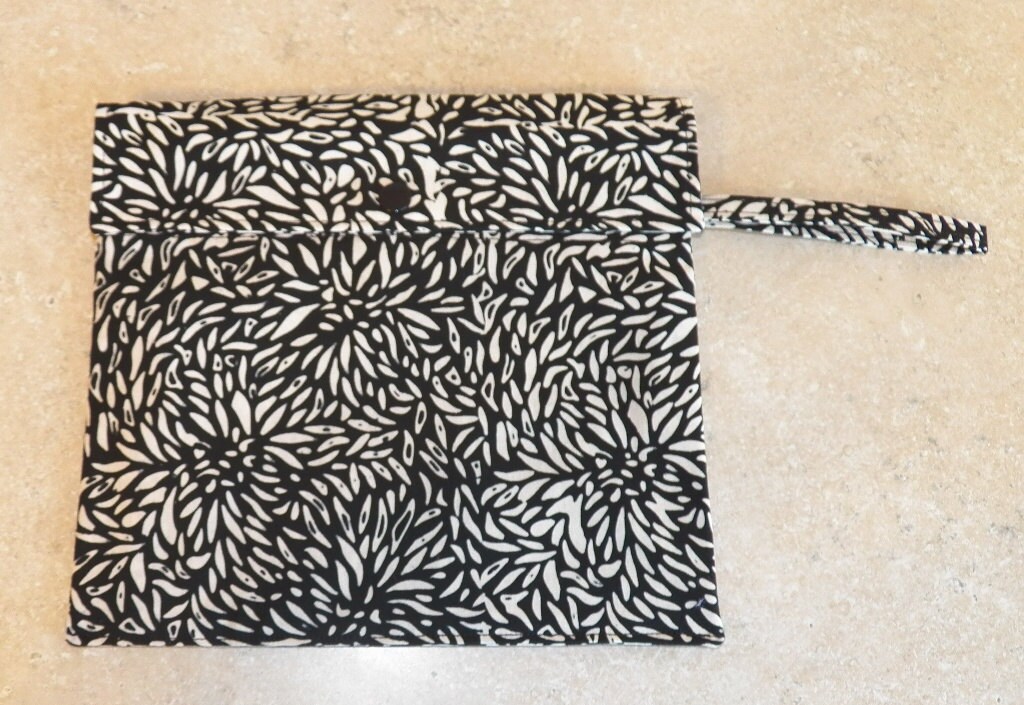 Dual Pocket Wetbag - Schwarz-Weiß-Batik - 5003 Dual Pocket Wetbag - Schwarz-Weiß-Batik - 5003 von henandchickcloth