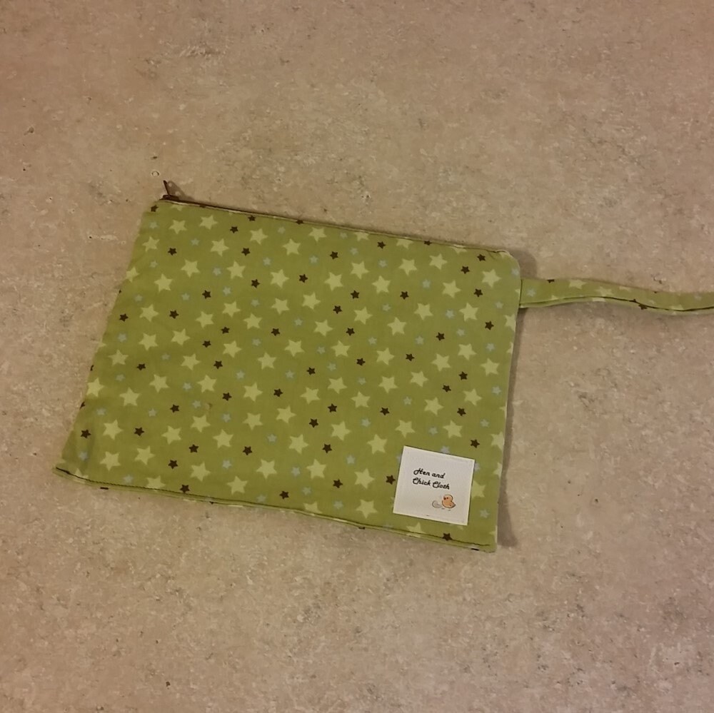 Kleine Kosmetiktasche - Green Stars | Inv #2006 Kleine Kosmetiktasche - Green Stars | Inv #2006 von henandchickcloth