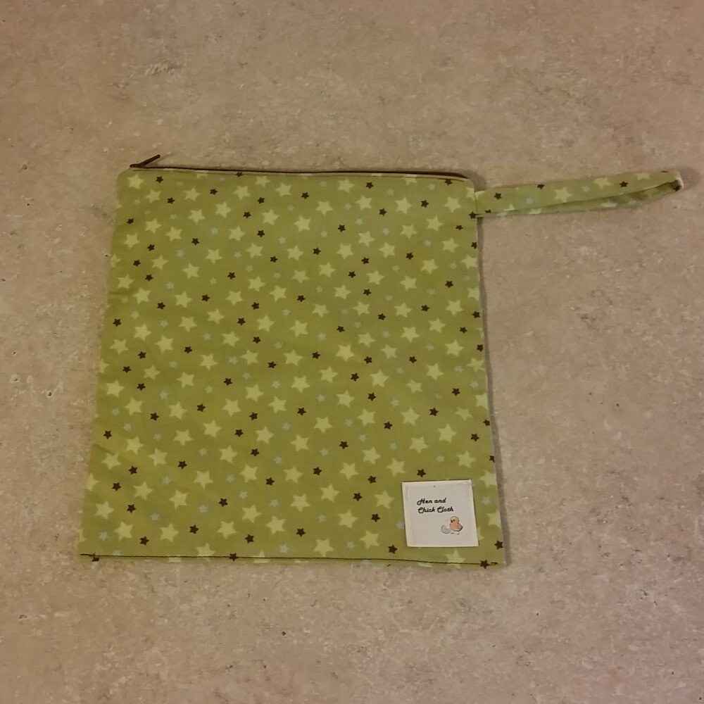 Mittlere Nasstasche - Grüne Sterne- | Inv #3016 Mittlere Nasstasche - Grüne Sterne- | Inv #3016 von henandchickcloth