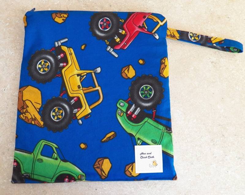 Mittlere Nasstasche - Monster Trucks 3010 Mittlere Nasstasche - Monster Trucks 3010 von henandchickcloth