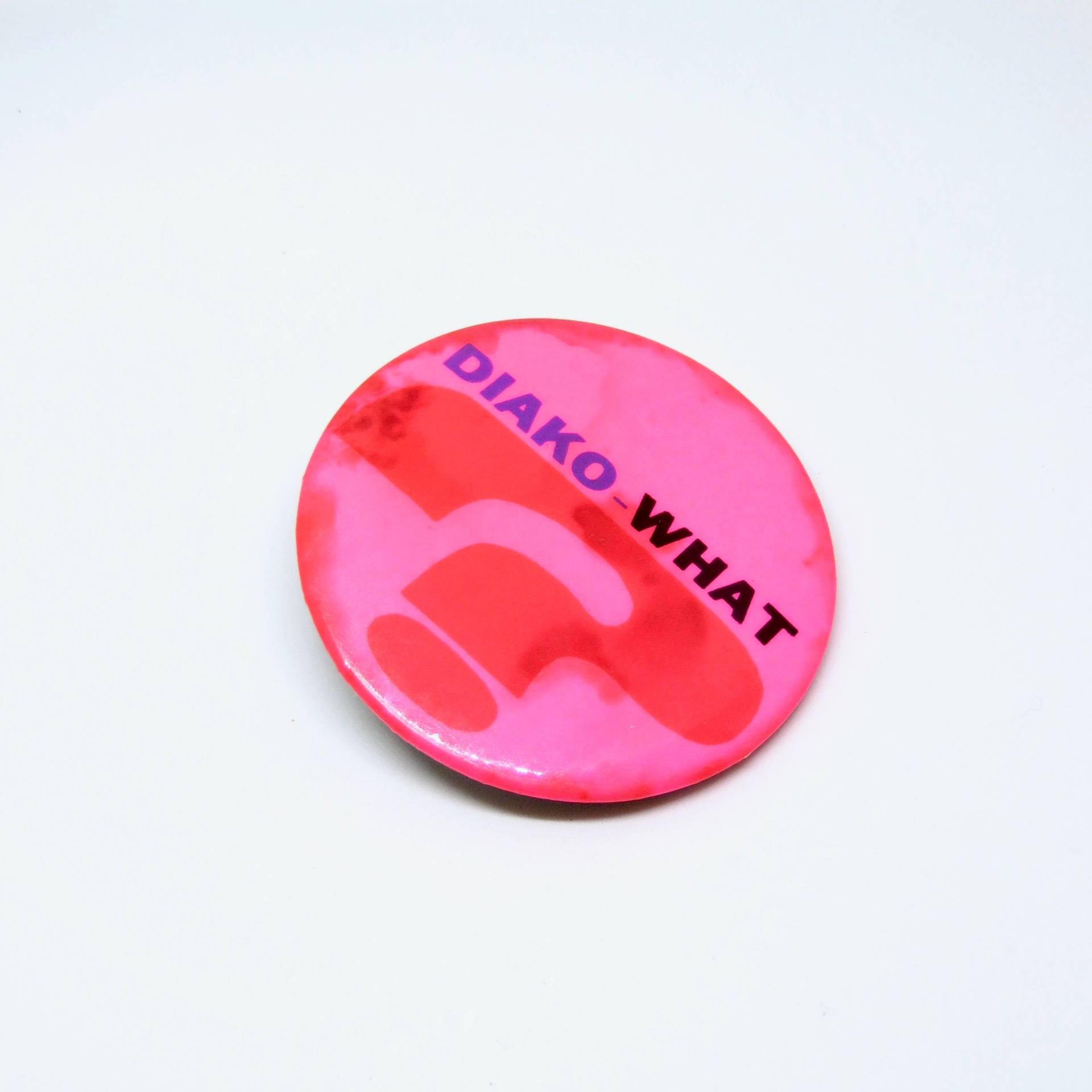 Vintage Diako Was? Pin Badge Hot Pink 1980S von hensfeathers
