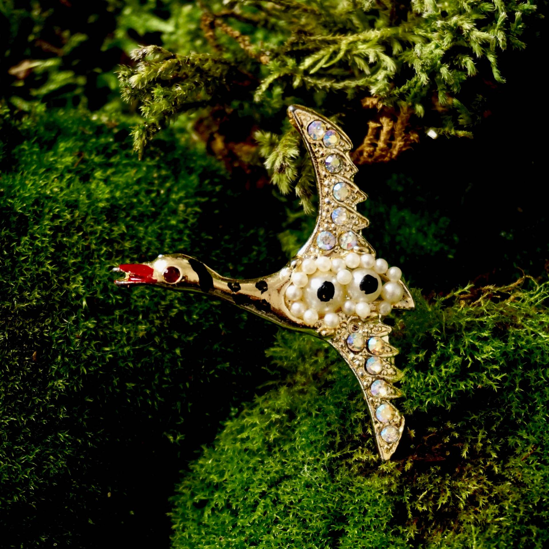 Vintage Gans Brosche Aurora Borealis Kristall Verkrustet Fliegende Ente Pin Gold Getönt 60Er Jahre Kostüm Schmuck Faux Perlen Rot Schnabel Auge Vogel von hensfeathers