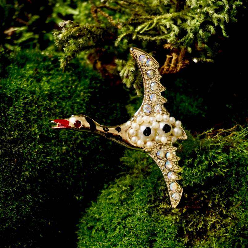 Vintage Gans Brosche Aurora Borealis Kristall Verkrustet Fliegende Ente Pin Gold Getönt 60Er Jahre Kostüm Schmuck Faux Perlen Rot Schnabel Auge Vogel von hensfeathers