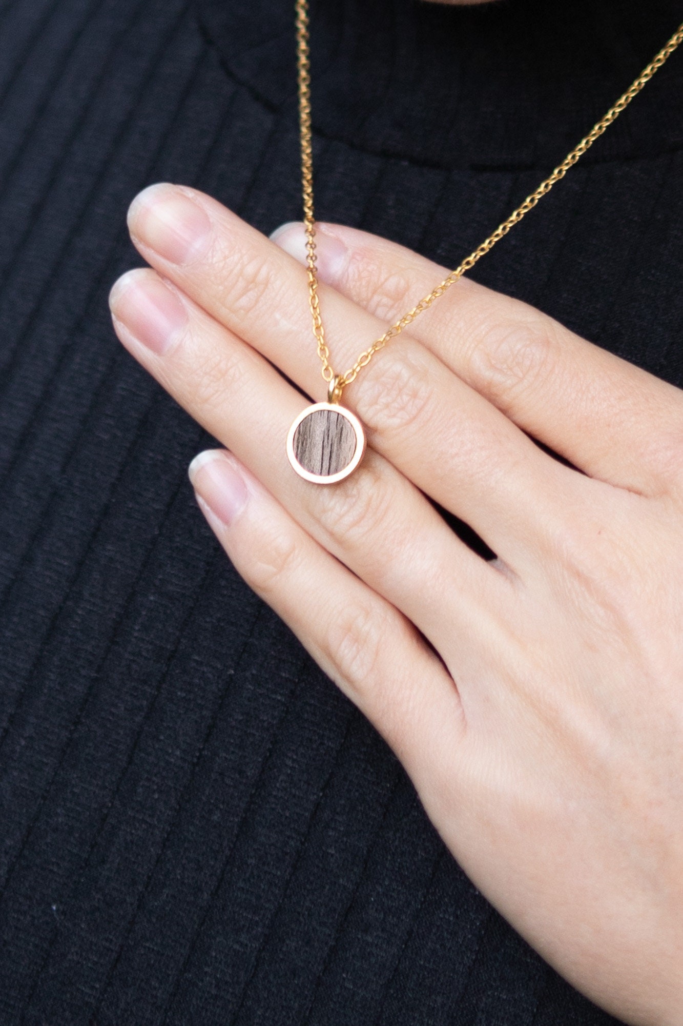Kette Silber Vergoldet Mit Rundem Anhänger Aus Holz Klein 11mm, Holz - Nussbaum Minimalistisch Natürlich in Deutschland Hergestellt Kette Silber Vergoldet Mit Rundem Anhänger Aus Holz Klein 11mm, Holz - Nussbaum Minimalistisch Natürlich in Deutschland Hergestellt von herrfliegeSHOP
