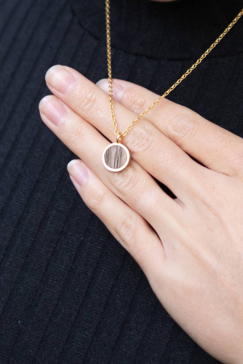 Kette Silber Vergoldet Mit Rundem Anhänger Aus Holz Klein 11mm, Holz - Nussbaum Minimalistisch Natürlich in Deutschland Hergestellt von herrfliegeSHOP
