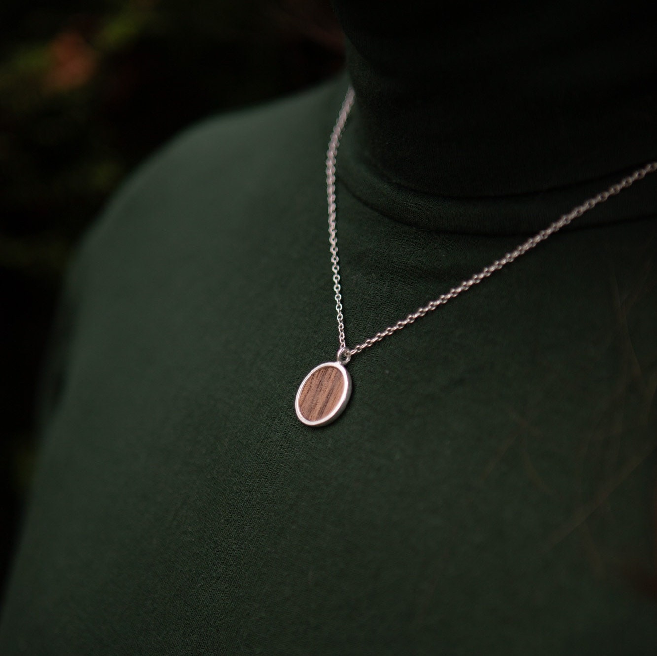 Silberkette Mit Amulett Rund 18mm, Holz - Nussbaumholz Schlicht Elegant Minimalistisch Holz Intarsie Silberkette Mit Amulett Rund 18mm, Holz - Nussbaumholz Schlicht Elegant Minimalistisch Holz Intarsie von herrfliegeSHOP