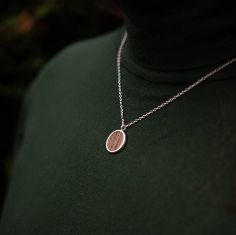Silberkette Mit Amulett Rund 18mm, Holz - Nussbaumholz Schlicht Elegant Minimalistisch Holz Intarsie Silberkette Mit Amulett Rund 18mm, Holz - Nussbaumholz Schlicht Elegant Minimalistisch Holz Intarsie von herrfliegeSHOP