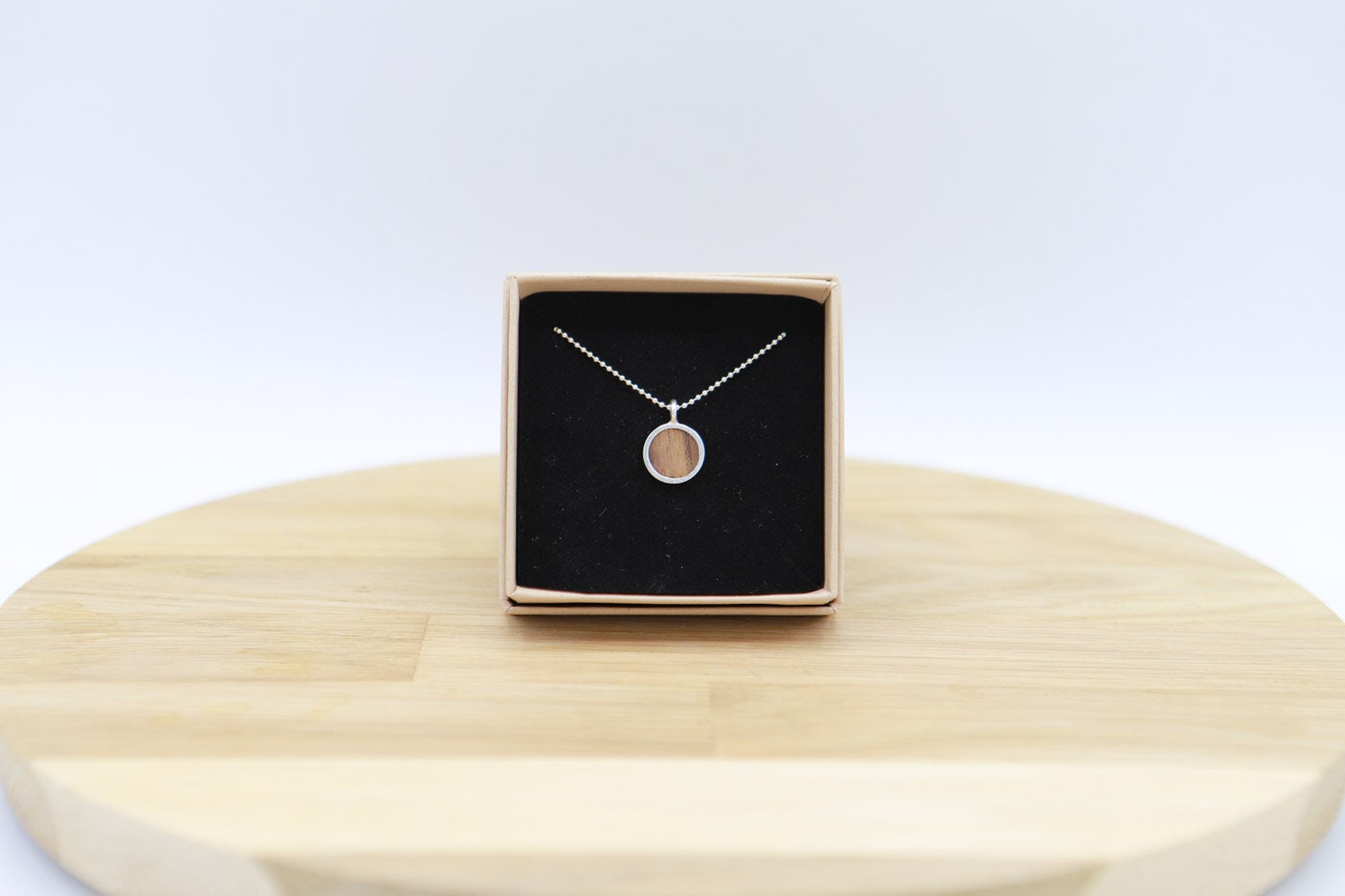Silberkette Mit Rundem Anhänger Aus Holz Klein 11mm, Holz - Nussbaum Natürlich Individuell in Deutschland Hergestellt Silberkette Mit Rundem Anhänger Aus Holz Klein 11mm, Holz - Nussbaum Natürlich Individuell in Deutschland Hergestellt von herrfliegeSHOP