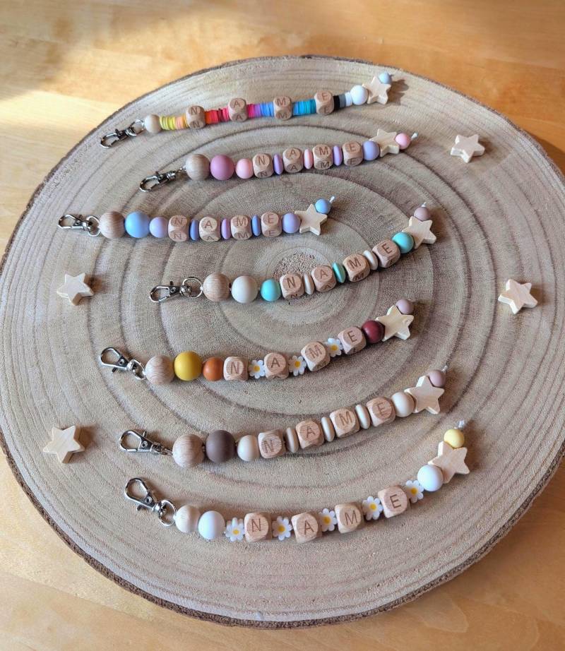 Schlüsselanhänger Personalisiert Mit Name - Für Kinder & Erwachsene Holzperlen, Silikonperlen, Geschenkidee Handmade in Austria von herzCrafted