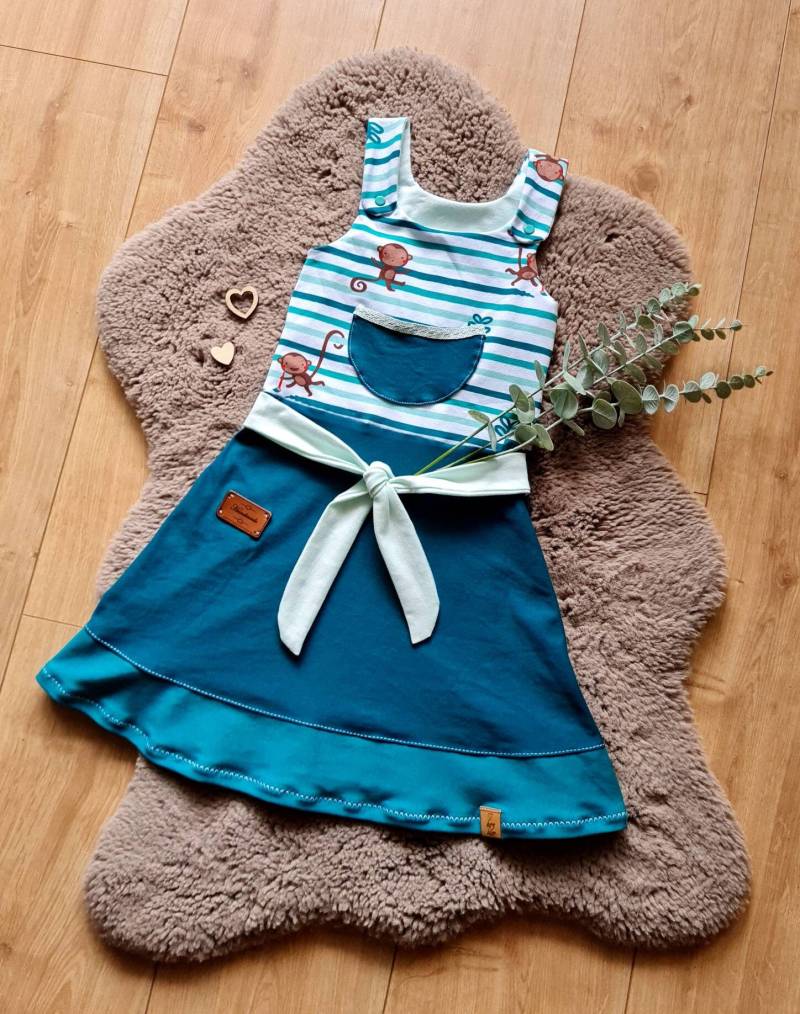 Kleid "Affenbande", Türkis-Weiß, Größe 98 von herzbaer