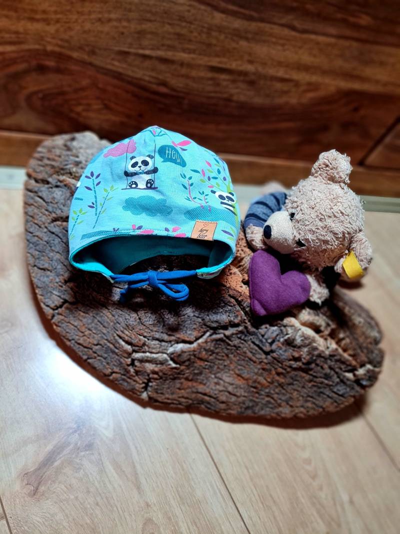 Neugeborenen-/Erstlingsmütze "Pandas" Mit Ohrenschutz Und Bindebändern von herzbaer