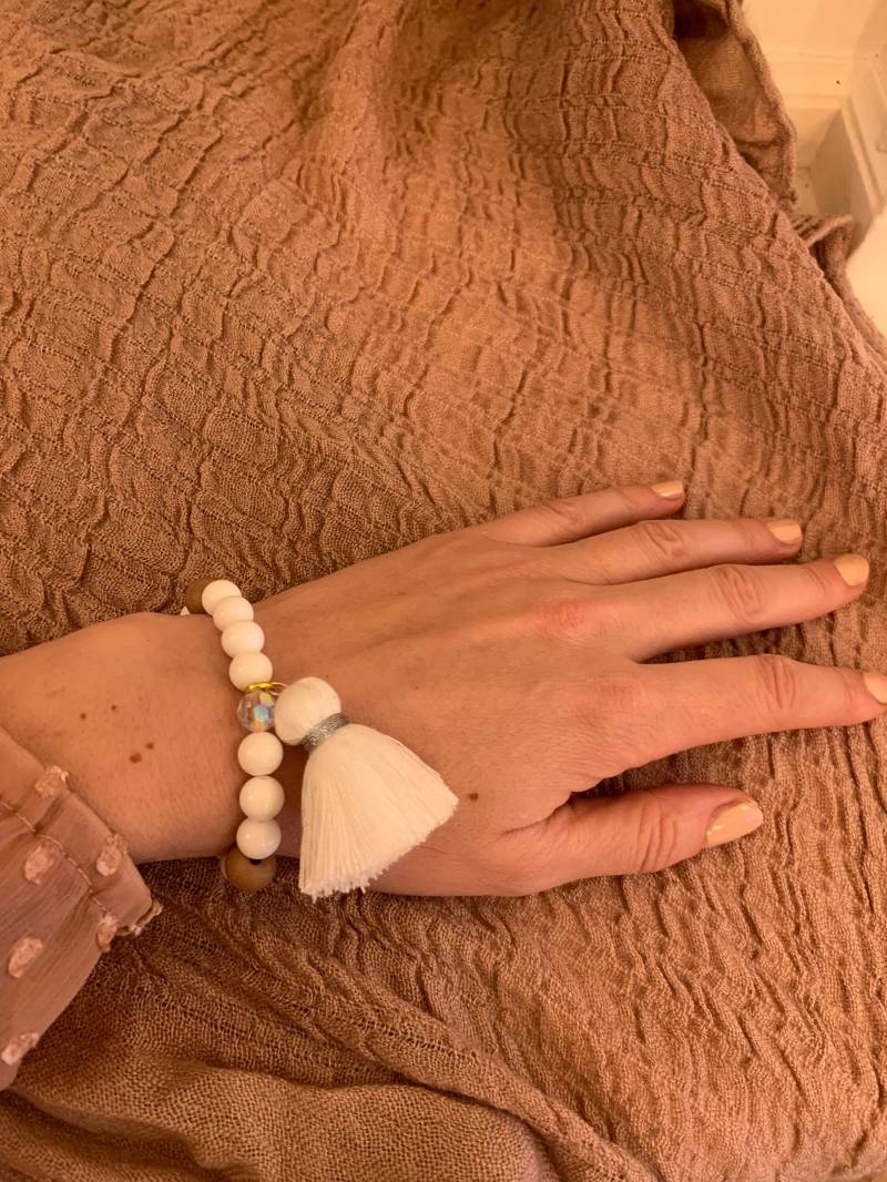 Single Mala Armband Aus Weißen Jadeperlen, Holzperlen, Mit Quaste Und Swarovski Element, Boho, Statement Schmuck Von Herzensperle Single Mala Armband Aus Weißen Jadeperlen, Holzperlen, Mit Quaste Und Swarovski Element, Boho, Statement Schmuck Von Herzensperle von herzensperle