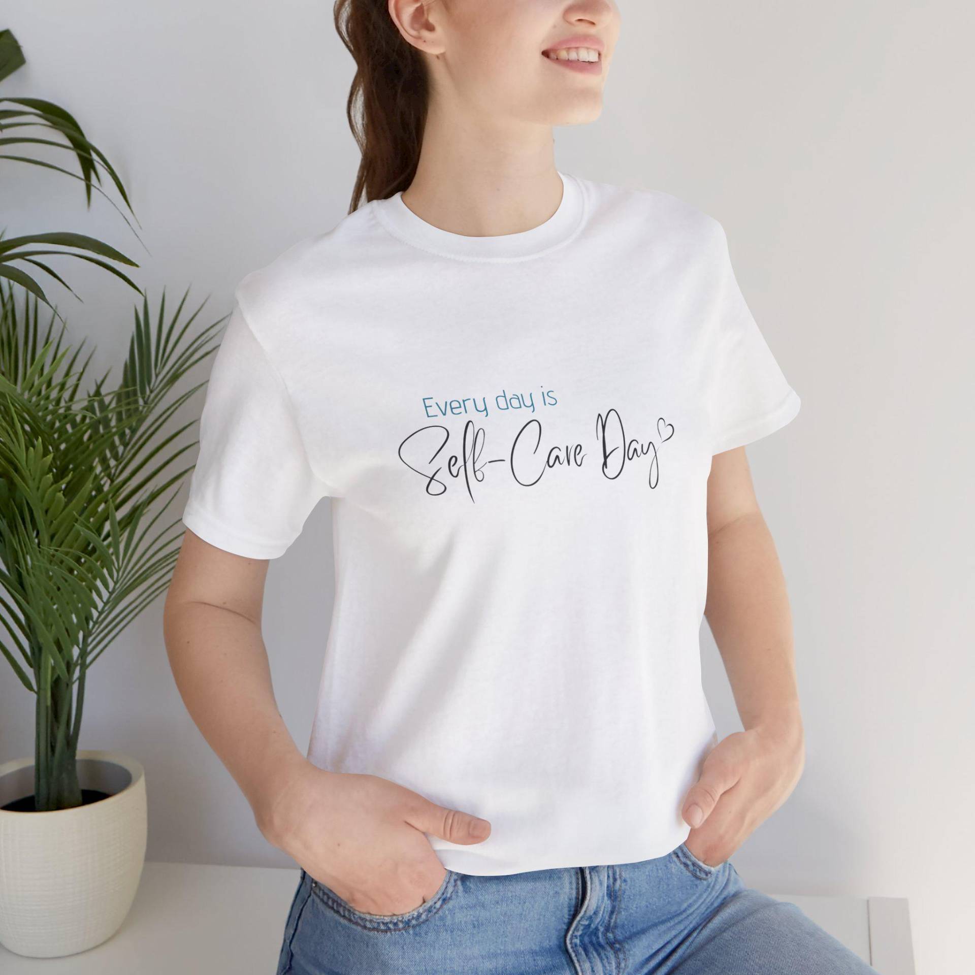 Personalisiertes Damen Shirt "Self-Care Day"- T-Shirt Aus Airlume-Baumwollstoff Mit Wunschtext Oder Namen - Geschenk Von Herzgeschick von herzgeschick